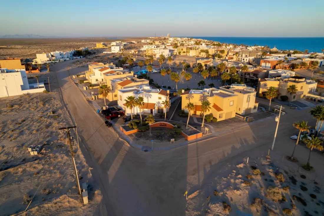 Vista aérea de Puerto Peñasco junto al mar